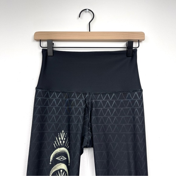 Onzie Las Lunas High Waisted Leggings Black Cream Moon Phases - Picture 6 of 13